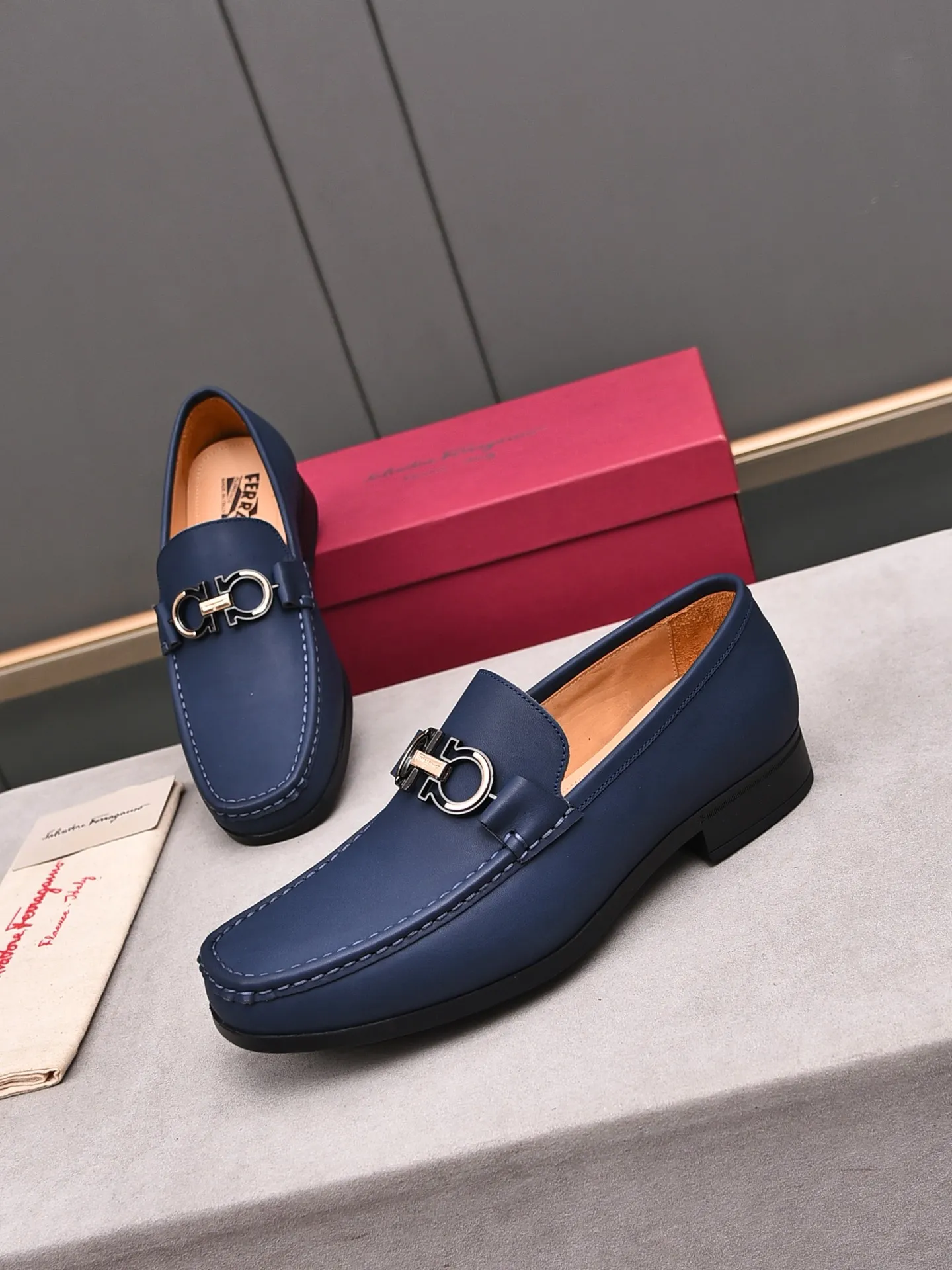 Factory: 250 [Original running volume quality] Brand: Ferragamo (Ferragamo) Size: Men's size 38/44 (45 can be customized) Grade: Same style as the official website High-end quality men's shoes Material: Original first-layer calfskin Water-dyed cowhide lining Original outsole Style category: Men's fashion formal business casual leather shoes Slip-on men's shoes high-top series Young fashion European and American trends British style Casual matching Comfortable feet